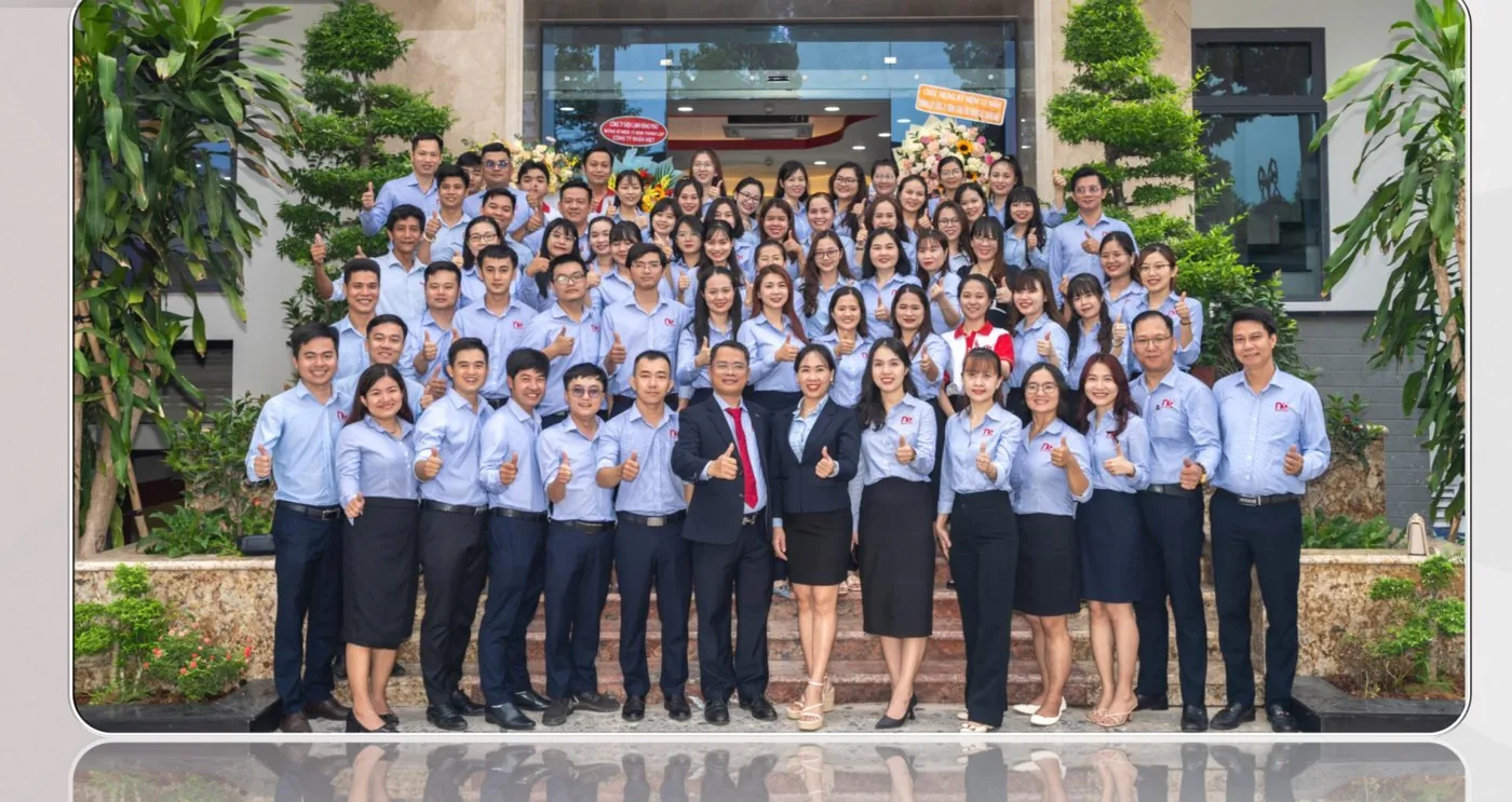 Đội ngũ nhân viên Nhân Kiệt chụp tại trụ sở