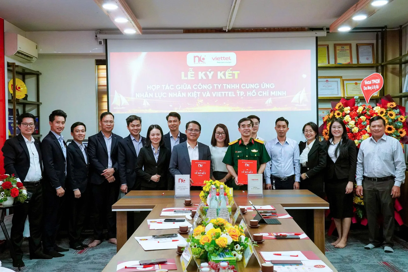 Lễ ký kết hợp tác giữa Nhân Kiệt và Viettel TP. Hồ Chí Minh